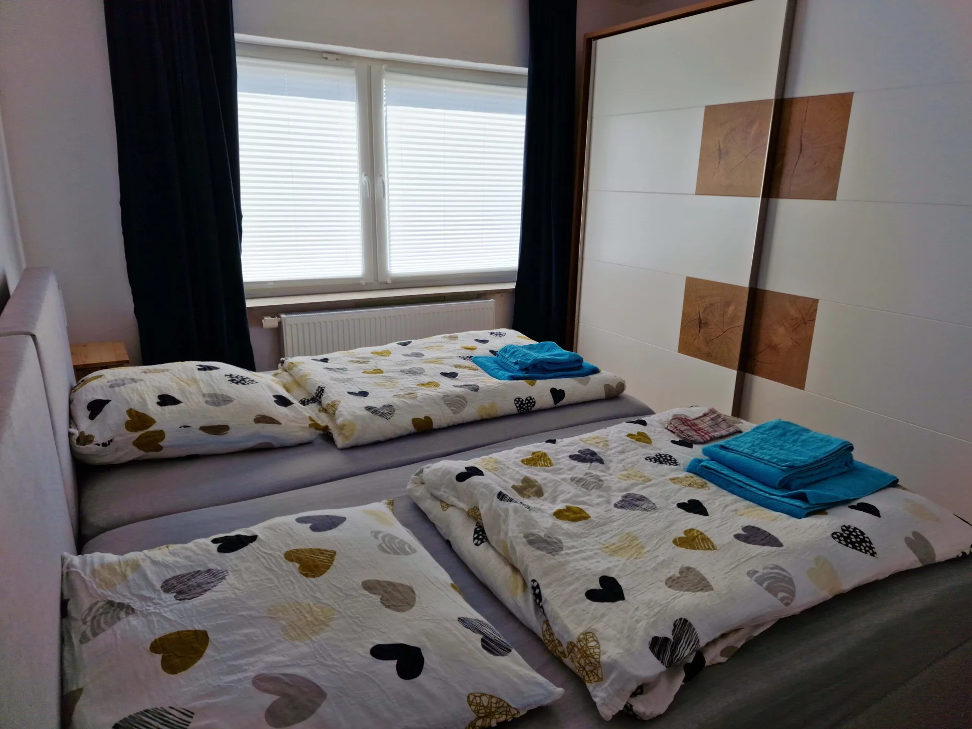 Großes Doppelbett im ersten Schlafzimmer