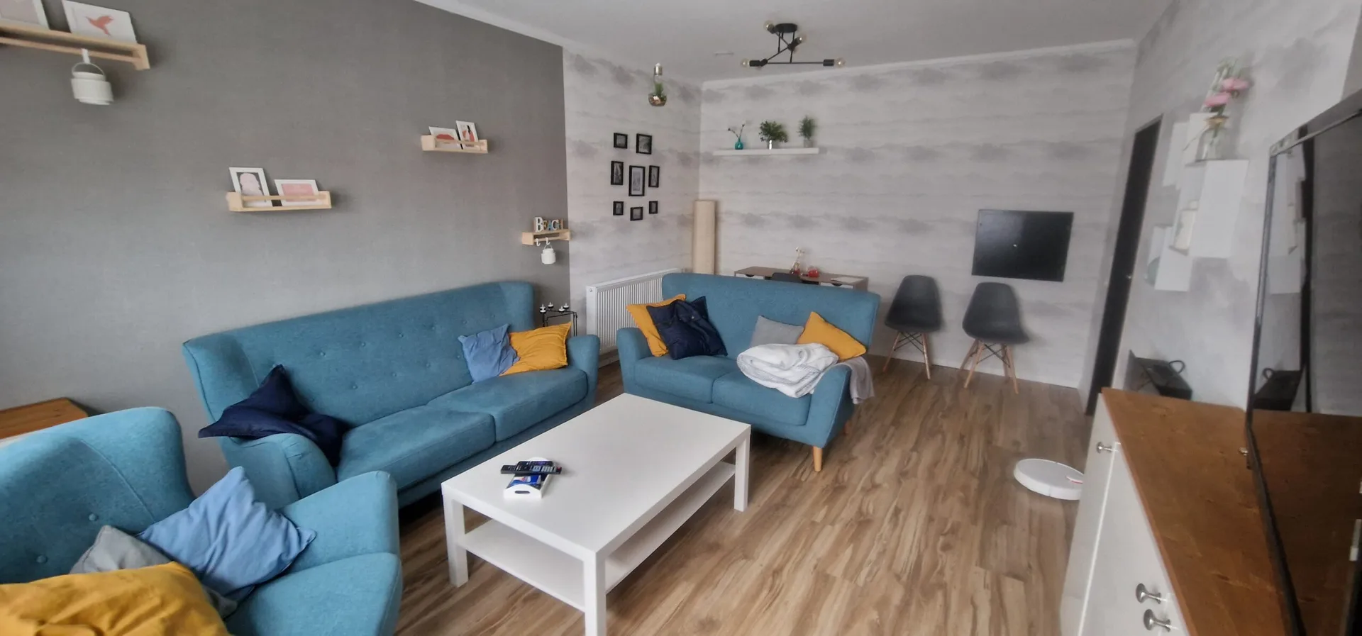 Wohnzimmer mit blauen Sofas und Couchtisch
